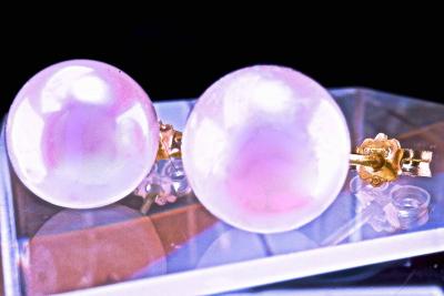 Paire de boucles d’oreilles en en or jaune 18 carats avec perles rondes Akoya du Japon 2