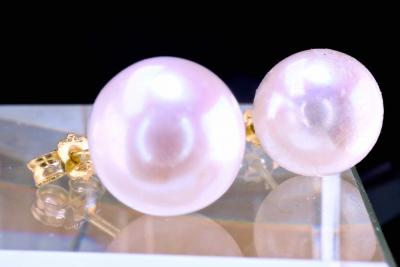 Paire de boucles d’oreilles en en or jaune 18 carats avec perles rondes Akoya du Japon 2