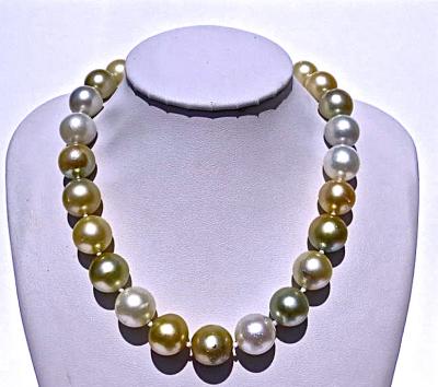 Collier de 32 grosses perles naturelles rondes multicolores des mers de l’Indonésie et de l’Australie, en légère chute de 11 mm à 13mm, 2