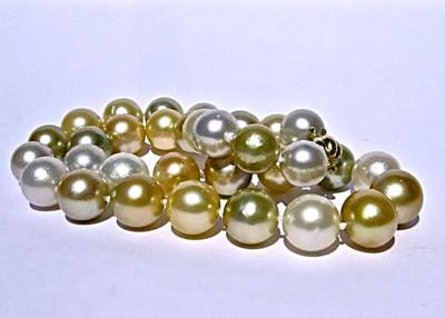 Collier de 32 grosses perles naturelles rondes multicolores des mers de l’Indonésie et de l’Australie, en légère chute de 11 mm à 13mm, 2