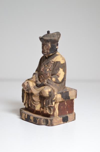China - Buddhistischer Würdenträger aus Holz, Ende des 19. Jahrhunderts 2