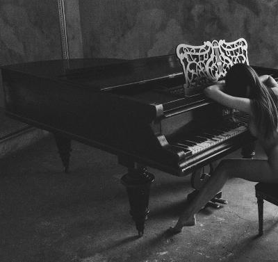 Alex MANCHEV - Piano girl, 2019 - Sérigraphie signée et numérotée 2