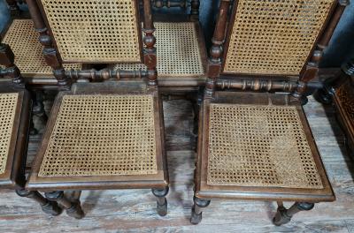 Série de 8 chaises style Renaissance en noyer 2