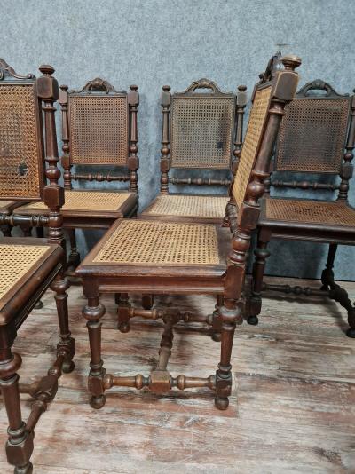 Série de 8 chaises style Renaissance en noyer 2