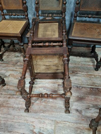 Série de 8 chaises style Renaissance en noyer 2