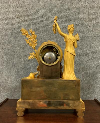 Pendule époque Empire en bronze doré vers 1810 2