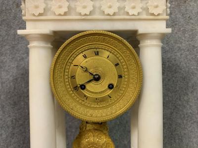 Pendule Empire en marbre blanc Carrare 2