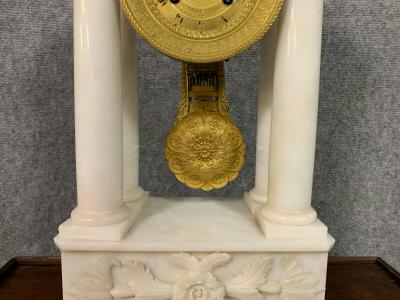 Pendule Empire en marbre blanc Carrare 2