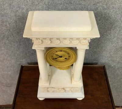 Pendule Empire en marbre blanc Carrare 2