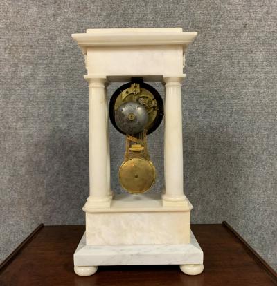 Pendule Empire en marbre blanc Carrare 2