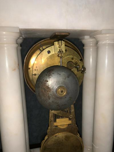 Pendule Empire en marbre blanc Carrare 2