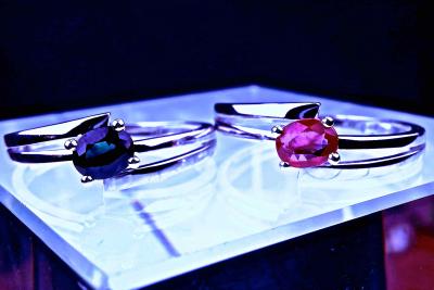 Two white gold rings adorned with a sapphire and a ruby 2