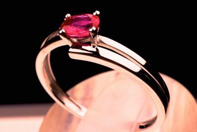 Two white gold rings adorned with a sapphire and a ruby 2