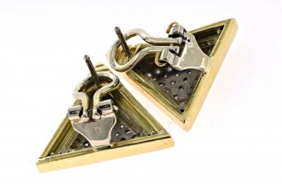 Paire de boutons clips d’oreilles triangle en or jaune et diamants 2