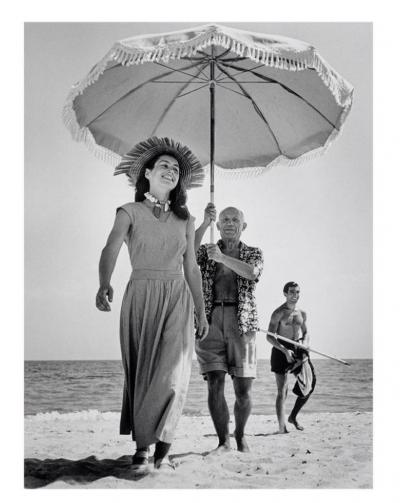 Robert CAPA - Pablo Picasso avec sa femme et son neveu. Golfe-Juan, France, 1948 - Affiche 2