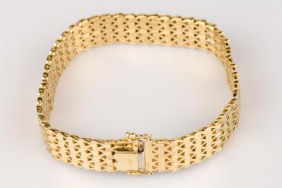 Wide and flexible bracelet in 14 karat yellow gold, click clasp. 2