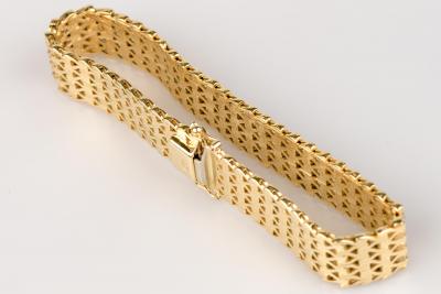 Wide and flexible bracelet in 14 karat yellow gold, click clasp. 2