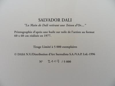 Salvador DALI (d’après) - La main de Dali retirant la Toison d’Or - Printographie signée 2