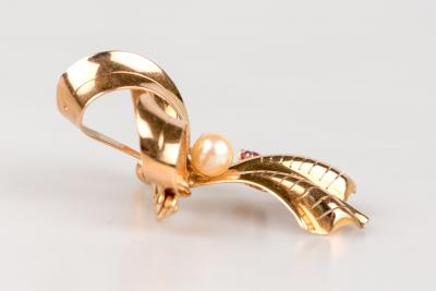 Broche forme ruban en or rose 18 carats ornée d’une perle d’eau douce et de trois rubis 2