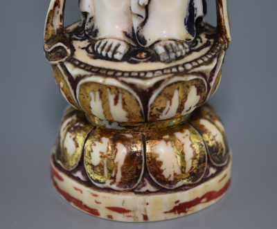 Japan - Polychrome okimono depicting the goddess Kannon, early 20th century 2