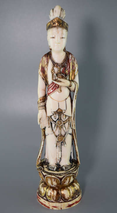 Japan - Polychrome okimono depicting the goddess Kannon, early 20th century 2