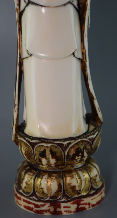 Japan - Polychrome okimono depicting the goddess Kannon, early 20th century 2