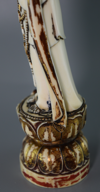 Japan - Polychrome okimono depicting the goddess Kannon, early 20th century 2