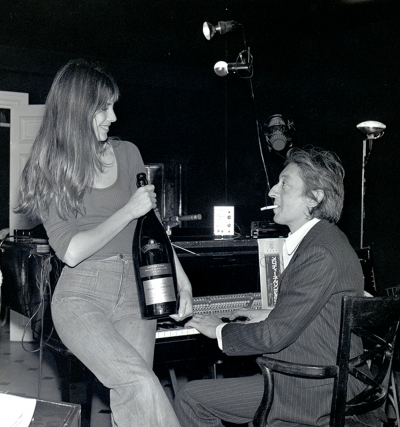 Roger PICARD - Serge Gainsbourg et Jane Birkin Campagne, Rue de Verneuil, 1972 - Photographie argentique 2