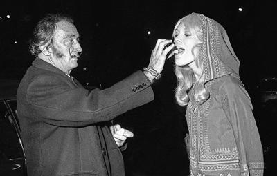 Roger PICARD - Salvador Dali et Amanda Lear : Communion, 1968 - Photographie 2