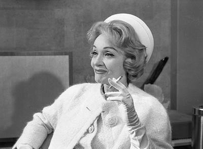 Roger PICARD - Marlene Dietrich tenant une cigarette, 1962 - Photographie 2