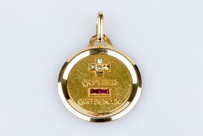 Médaille amour en or jaune 18 carats ornée de 2 rubis taille baguette 2