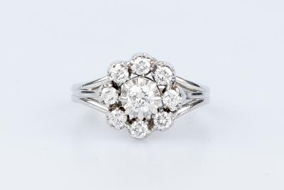 Bague fleur diamants en or blanc 18 carats ornée de 9 diamants 2