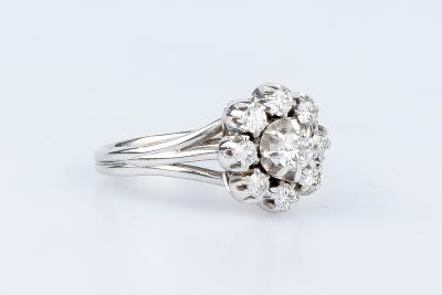 Bague fleur diamants en or blanc 18 carats ornée de 9 diamants 2