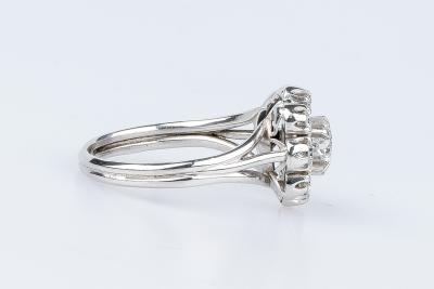 Bague fleur diamants en or blanc 18 carats ornée de 9 diamants 2