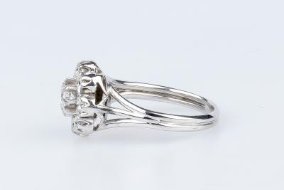 Bague fleur diamants en or blanc 18 carats ornée de 9 diamants 2
