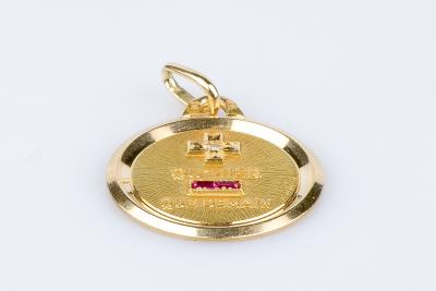 Médaille amour en or jaune 18 carats ornée de 2 rubis taille baguette 2