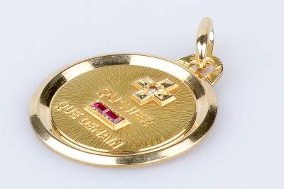 Médaille amour en or jaune 18 carats ornée de 2 rubis taille baguette 2