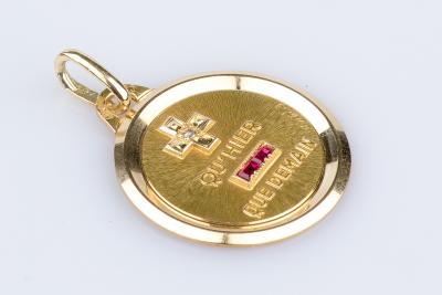 Médaille amour en or jaune 18 carats ornée de 2 rubis taille baguette 2