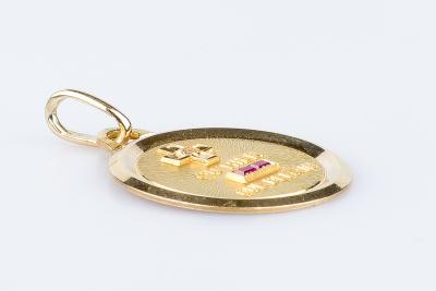 Médaille amour en or jaune 18 carats ornée de 2 rubis taille baguette 2