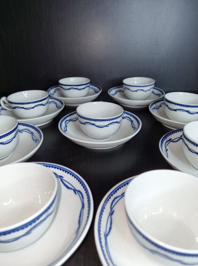 Ensemble de 9 tasses en porcelaine de Tournai 2