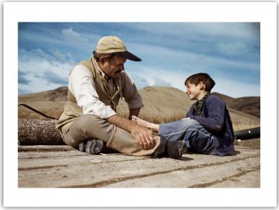 Robert CAPA - Ernest Hemingway avec son fils, 1941 - Affiche 2