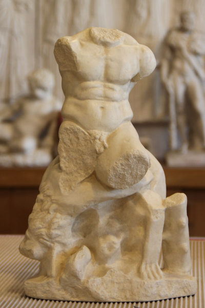 Hercule assis sur la peau du lion de Némée  - Reproduction en plâtre 2