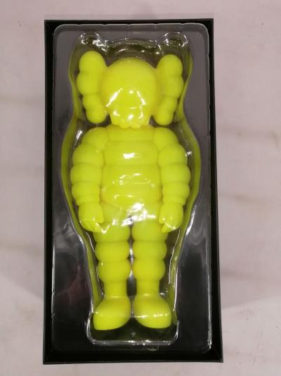 Kaws - What Party yellow, 2020 - Figurine en vinyle jaune 2