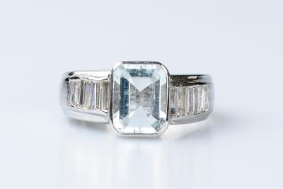 Bague en or blanc 18 carats et aigue marine 2