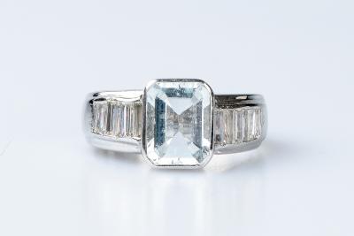Bague en or blanc 18 carats et aigue marine 2