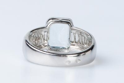 Bague en or blanc 18 carats et aigue marine 2