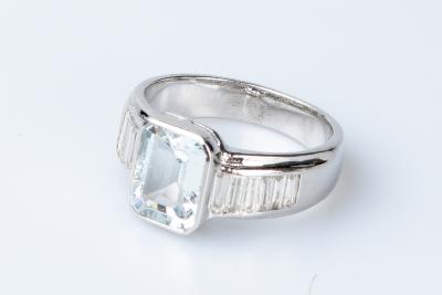 Bague en or blanc 18 carats et aigue marine 2