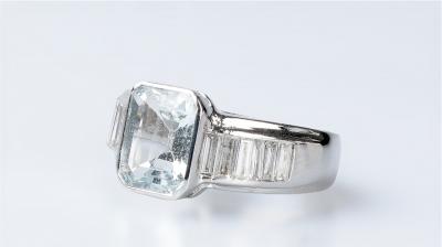 Bague en or blanc 18 carats et aigue marine 2
