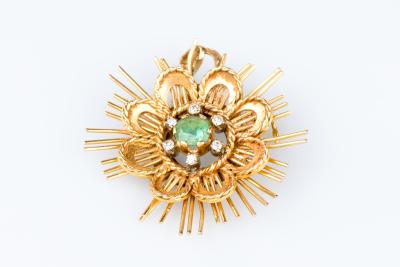 Pendentif en or 18 carats orné dune émeraude et 6 diamants 2