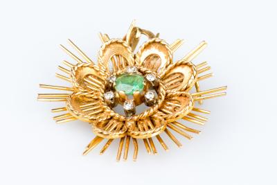 Pendentif en or 18 carats orné dune émeraude et 6 diamants 2